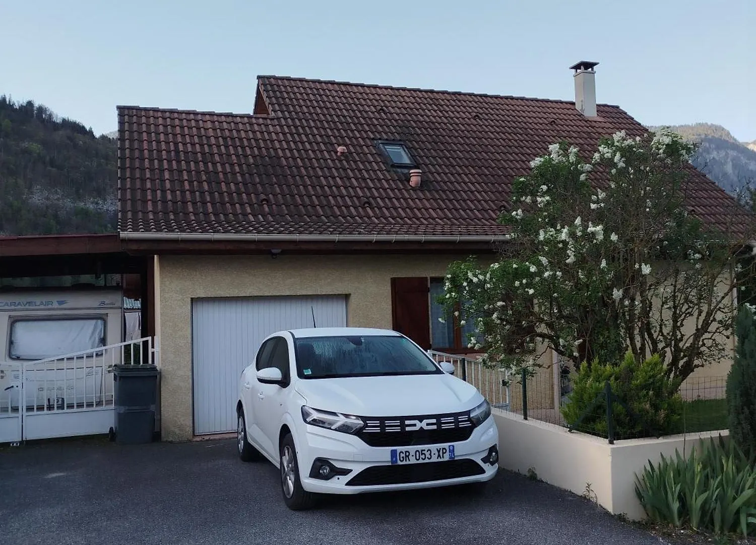 Chambre Jaune Dans Maison Avec Parking Cluses