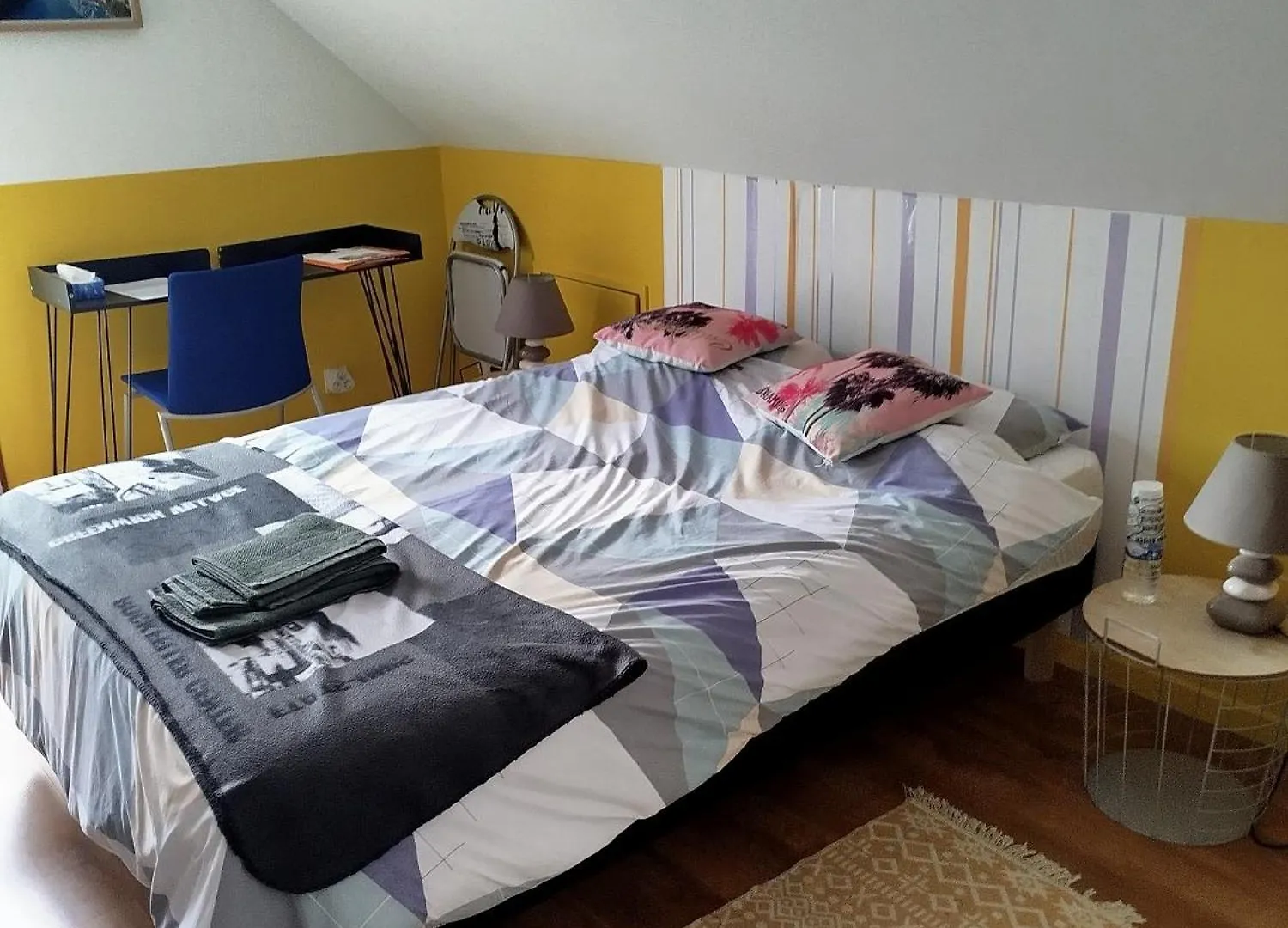 Chambre Jaune Dans Maison Avec Parking Cluses